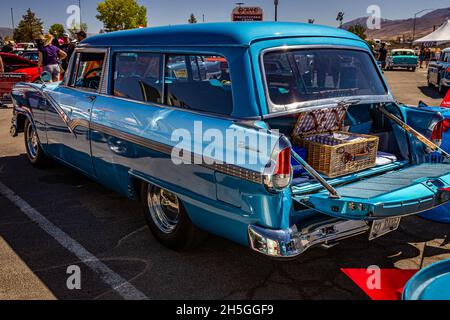 Reno, NV - 5 août 2021 : Ford Parklane Wagon 1956 à un salon de voiture local. Banque D'Images