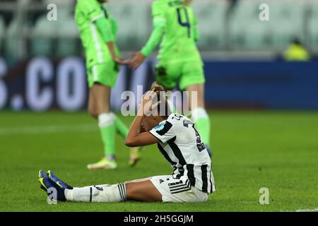 Turin, Italie.09ème novembre 2021.Arianna Caruso, de Juventus FC Women, semble rejetée lors du match de l'UEFA Women's Champions League Group Un match entre Juventus FC Women et VfL Wolfsburg Women au stade Allianz le 9 novembre 2021 à Turin, Italie .Credit: Marco Canoniero / Alamy Live News Banque D'Images