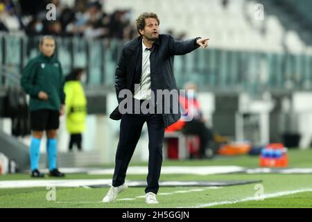 Turin, Italie.09ème novembre 2021.Joe Montemurro , entraîneur en chef de Juventus FC femmes gestes pendant le groupe de la Ligue des champions des femmes de l'UEFA Un match entre Juventus FC femmes et VfL Wolfsburg femmes au stade Allianz le 9 novembre 2021 à Turin, Italie .Credit: Marco Canoniero / Alamy Live News Banque D'Images