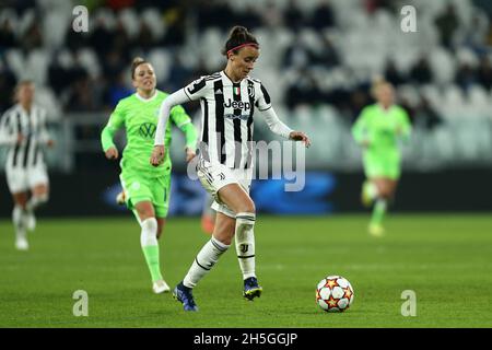 Turin, Italie.09ème novembre 2021.Barbara Bonansea, de Juventus FC femmes, contrôle le ballon lors du groupe de la Ligue des champions des femmes de l'UEFA Un match entre Juventus FC femmes et VfL Wolfsburg femmes au stade Allianz le 9 novembre 2021 à Turin, Italie .Credit: Marco Canoniero / Alamy Live News Banque D'Images