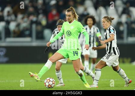 Turin, Italie.09ème novembre 2021.Jill Roord, de VfL Wolfsburg Women, contrôle le ballon lors du groupe de la Ligue des champions des femmes de l'UEFA Un match entre Juventus FC Women et VfL Wolfsburg Women au stade Allianz le 9 novembre 2021 à Turin, Italie .Credit: Marco Canoniero / Alamy Live News Banque D'Images