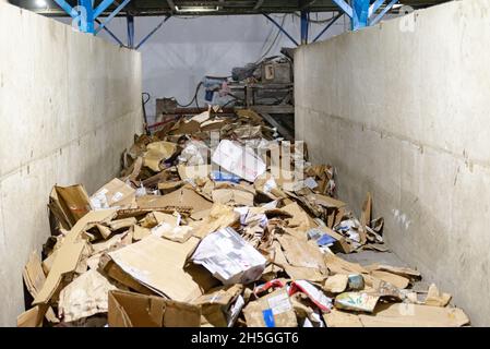 Carton dans le centre de tri.L'usine à déchets sélectionne séparément le carton pour une utilisation secondaire. Banque D'Images