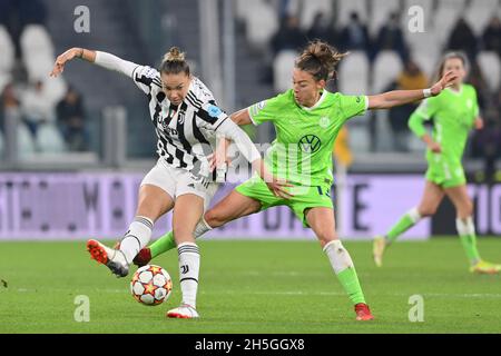 Turin, Italie.09ème novembre 2021.Allianz Stadium, 09.11.21 Andrea Staskova (#9 Juventus) et Felicitas Rauch (#13 VfL Wolfsburg) lors du match rond 3 du groupe de la Ligue des champions des femmes de l'UEFA entre Juventus et Wolfsburg au stade Allianz de Turin, Italie Cristiano Mazzi/SPP crédit: SPP Sport Press photo./Alamy Live News Banque D'Images