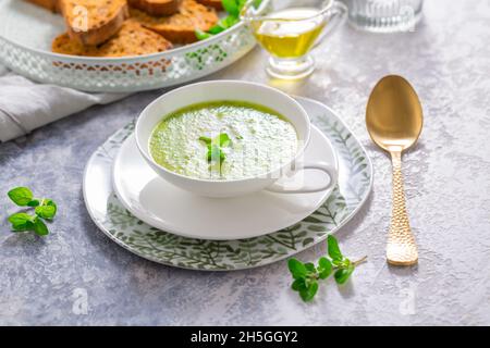 Soupe de courgettes maison avec pain de tomates ciabatta et herbes Banque D'Images