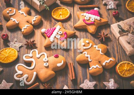 Biscuits de pain d'épice aux épices traditionnelles pour Noël sur une table en bois Banque D'Images