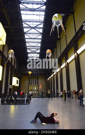 09/11/2021 Tate Modern London UK Anicka Yi, l’incroyable installation d’art de formes de vie cybernétiques, flottant au-dessus des visiteurs au turbine Hall de Tate Modern. Banque D'Images