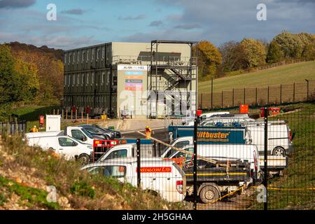 Amersham, Buckinghamshire, Royaume-Uni.9 novembre 2021.Les travaux de construction se poursuivaient aujourd'hui au composé d'arbres de ventilation de rail haute vitesse HS2 à Amersham.L'arbre de ventilation sera l'un des quatre arbres dans le tunnel de chemin de fer sous les Chilterns.Les machines à aléser les tunnels doivent atteindre le complexe en septembre 2022.Il y a beaucoup d'opposition locale à HS2.Crédit : Maureen McLean/Alay Live News Banque D'Images