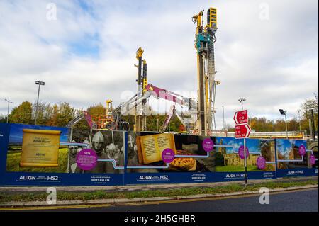 Amersham, Buckinghamshire, Royaume-Uni.9 novembre 2021.Les travaux de construction se poursuivaient aujourd'hui au composé d'arbres de ventilation de rail haute vitesse HS2 à Amersham.L'arbre de ventilation sera l'un des quatre arbres dans le tunnel de chemin de fer sous les Chilterns.Les machines à aléser les tunnels doivent atteindre le complexe en septembre 2022.Il y a beaucoup d'opposition locale à HS2.Crédit : Maureen McLean/Alay Live News Banque D'Images
