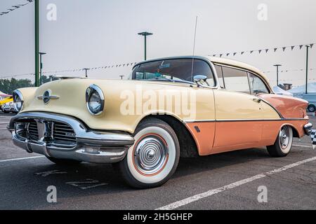 Reno, NV - le 6 août 2021 : coupé Hardtop 1956 88 d'Oldsmobile lors d'un salon automobile local. Banque D'Images