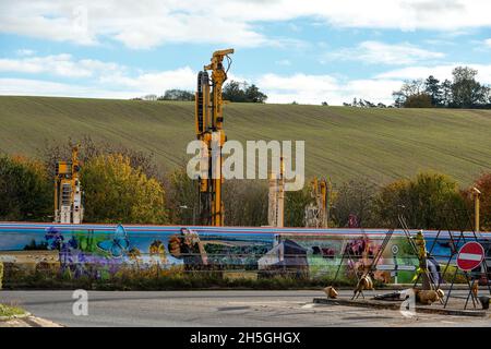 Amersham, Buckinghamshire, Royaume-Uni.9 novembre 2021.Les travaux de construction se poursuivaient aujourd'hui au composé d'arbres de ventilation de rail haute vitesse HS2 à Amersham.L'arbre de ventilation sera l'un des quatre arbres dans le tunnel de chemin de fer sous les Chilterns.Les machines à aléser les tunnels doivent atteindre le complexe en septembre 2022.Il y a beaucoup d'opposition locale à HS2.Crédit : Maureen McLean/Alay Live News Banque D'Images