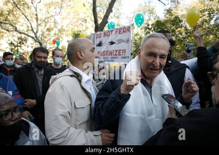 Le sénateur Chuck Schumer (D-NY) salue les gens alors que la New York City taxi Workers Alliance tient un rassemblement de victoire avec le sénateur Chuck Schumer, leur principal soutien, par l'hôtel de ville pour célébrer leur programme d'allégement de la dette de la médaille de taxi le 9 novembre 2021 à New York, aux États-Unis.Les premières étapes du programme comporteront des questions juridiques qui empêcheront les conducteurs d'avoir des privilèges sur leurs biens et « une vie de punir la dette ».Les négociations au cœur du programme seront la restructuration financière des prêts avec Marblegate Asset Management, le plus grand détenteur de la dette de taxi.(Photo de Joh Banque D'Images