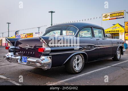 Reno, NV - le 6 août 2021 : coupé Chieftain 1957 de Pontiac à un salon automobile local. Banque D'Images