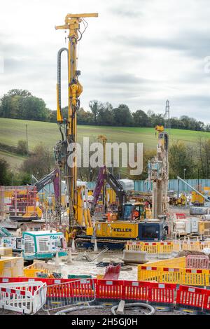 Amersham, Buckinghamshire, Royaume-Uni.9 novembre 2021.Les travaux de construction se poursuivaient aujourd'hui au composé d'arbres de ventilation de rail haute vitesse HS2 à Amersham.L'arbre de ventilation sera l'un des quatre arbres dans le tunnel de chemin de fer sous les Chilterns.Les machines à aléser les tunnels doivent atteindre le complexe en septembre 2022.Il y a beaucoup d'opposition locale à HS2.Crédit : Maureen McLean/Alay Live News Banque D'Images