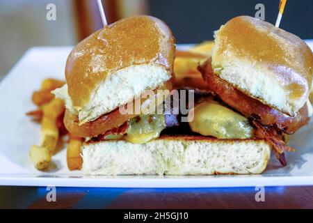 Rondelles d'oignon sur les sliders de cheeseburger Banque D'Images