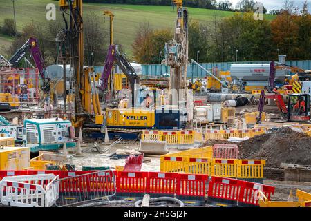 Amersham, Buckinghamshire, Royaume-Uni.9 novembre 2021.Les travaux de construction se poursuivaient aujourd'hui au composé d'arbres de ventilation de rail haute vitesse HS2 à Amersham.L'arbre de ventilation sera l'un des quatre arbres dans le tunnel de chemin de fer sous les Chilterns.Les machines à aléser les tunnels doivent atteindre le complexe en septembre 2022.Il y a beaucoup d'opposition locale à HS2.Crédit : Maureen McLean/Alay Live News Banque D'Images
