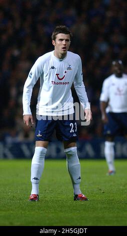 PORTSMOUTH V SPIRES 18-10-04 MICHAEL CARRICK PIC MIKE WALKER, 2004 Banque D'Images