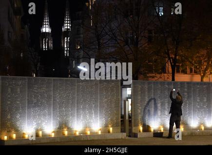 Vienne, Autriche.9 novembre 2021.Un homme prend des photos au Mémorial de Shoah Wall of Names à Vienne, Autriche, le 9 novembre 2021.Le Mémorial du mur des noms de Shoah a été inauguré mardi au parc Ostarrichi à Vienne.Le nouveau monument commémoratif commémore plus de 64,000 juifs d'Autriche qui ont été assassinés ou tués durant l'ère nazie.Credit: Guo Chen/Xinhua/Alay Live News Banque D'Images