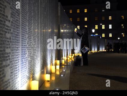 Vienne, Autriche.9 novembre 2021.Les gens commémorent les victimes au Mémorial du mur des noms de Shoah, à Vienne, en Autriche, le 9 novembre 2021.Le Mémorial du mur des noms de Shoah a été inauguré mardi au parc Ostarrichi à Vienne.Le nouveau monument commémoratif commémore plus de 64,000 juifs d'Autriche qui ont été assassinés ou tués durant l'ère nazie.Credit: Guo Chen/Xinhua/Alay Live News Banque D'Images