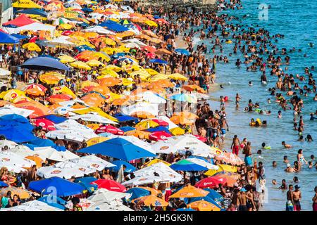 Des milliers de personnes sur la plage de Boa Viagem à Salvador, dans l'État brésilien de Bahia. Banque D'Images