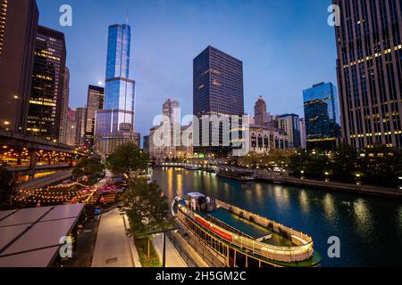 Tôt le matin, vue sur les bateaux de croisière amarrés à la tige principale de la rivière Chicago avec le Trump International Hotel and Tower en arrière-plan Banque D'Images