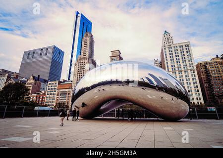 La sculpture de Sir Anish Kapoor Cloud Gate, surnommée The Bean, en face de la ligne d'horizon de Chicago, il, USA Banque D'Images