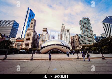 La sculpture de Sir Anish Kapoor Cloud Gate, surnommée The Bean, en face de la ligne d'horizon de Chicago, il, USA Banque D'Images