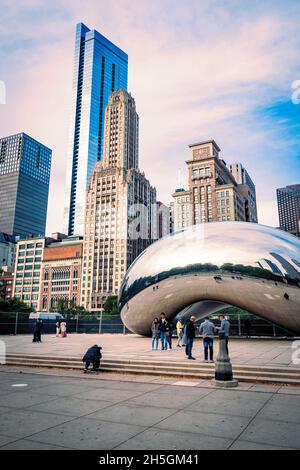 La sculpture de Sir Anish Kapoor Cloud Gate, surnommée The Bean, en face de la ligne d'horizon de Chicago, il, USA Banque D'Images