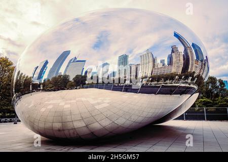 Personne autour de la célèbre sculpture de Sir Anish Kapoor Cloud Gate, surnommée The Bean, en face de la ligne d'horizon de Chicago, il, USA Banque D'Images