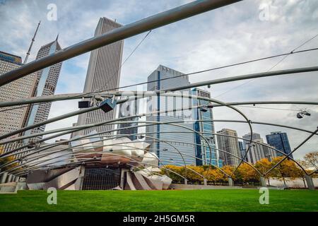 Le Jay Pritzker Music Pavilion de Frank Gehry, en face de la ligne d'horizon de Chicago, il, États-Unis Banque D'Images