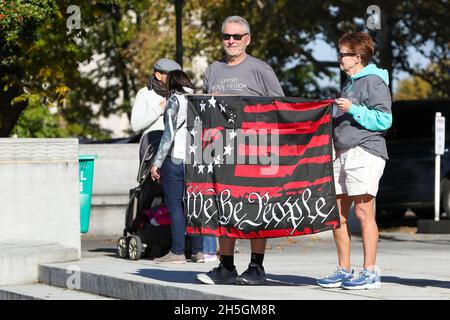 Harrisburg, États-Unis.09th Nov, 2021. Les manifestants tiennent une bannière au 'Medical Freedom Rally' sur les marches du capitole de l'État de Pennsylvanie à Harrisburg, Pennsylvanie, le 9 novembre 2021.Environ 100 personnes ont assisté au rassemblement s'opposant à des mandats de vaccination.(Photo de Paul Weaver/Sipa USA) crédit: SIPA USA/Alay Live News Banque D'Images