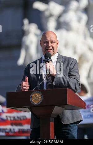 Harrisburg, États-Unis.09ème novembre 2021.Le sénateur de l'État de Pennsylvanie, Doug Matriano (comté de Franklin, R), s'exprime au 'Medical Freedom Rally' sur les marches du capitole de l'État de Pennsylvanie à Harrisburg, en Pennsylvanie, le 9 novembre 2021.Environ 100 personnes ont assisté au rassemblement s'opposant à des mandats de vaccination.(Photo de Paul Weaver/Sipa USA) crédit: SIPA USA/Alay Live News Banque D'Images