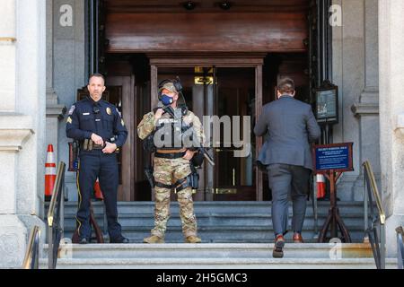 Harrisburg, États-Unis.09ème novembre 2021.La police du Capitole garde l'entrée du Capitole de l'État de Pennsylvanie lors du « Medical Freedom Rally » à Harrisburg, en Pennsylvanie, le 9 novembre 2021.Environ 100 personnes ont assisté au rassemblement s'opposant à des mandats de vaccination.(Photo de Paul Weaver/Sipa USA) crédit: SIPA USA/Alay Live News Banque D'Images