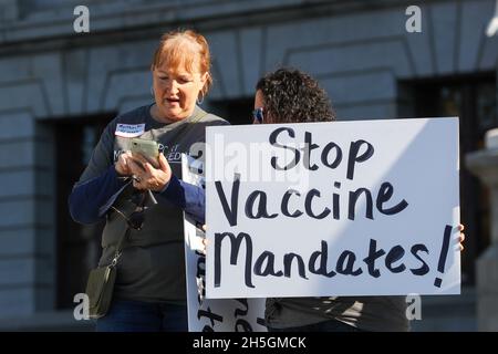 Harrisburg, États-Unis.09ème novembre 2021.Les manifestants ont des panneaux au 'Medical Freedom Rally' sur les marches du capitole de l'État de Pennsylvanie à Harrisburg, en Pennsylvanie, le 9 novembre 2021.Environ 100 personnes ont assisté au rassemblement s'opposant à des mandats de vaccination.(Photo de Paul Weaver/Sipa USA) crédit: SIPA USA/Alay Live News Banque D'Images