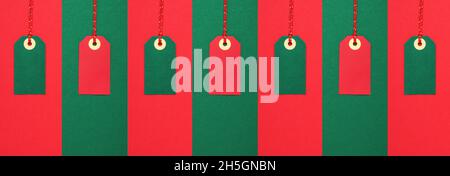 Étiquettes de vente rouges et vertes.Réductions, ventes et concept du Vendredi fou.Vue de dessus, espace de copie pour le texte Banque D'Images