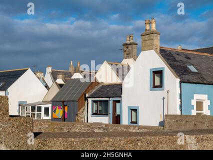 FINDOCHTY, MORAY, ÉCOSSE - 9 NOVEMBRE 2021 : c'est le soleil qui brille sur les cottages du port de Moray, Écosse, le 9 novembre 2021. Banque D'Images