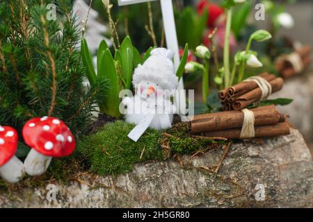 Composition de Noël avec jacinthes et bonhomme de neige dans un pot Banque D'Images