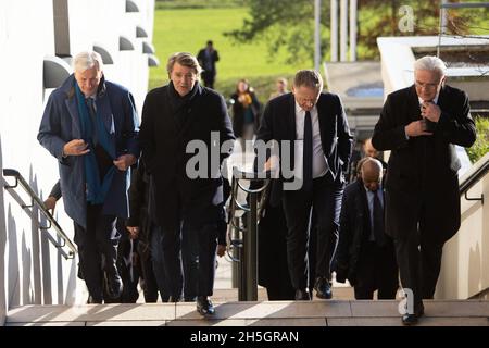 Colombey-les-deux-Églises, France, 09/11/2021, LR Maire de Troyes François Baroin, LR candidats aux élections présidentielles de 2022 Philippe Juvin, Michel Barnier, se rend au Mémorial de Charles de Gaulle pour rendre hommage lors d'une cérémonie à l'ancien Président français Charles de Gaulle dans le village de Colombey-les-deux-Églises, au nord-est de la France.Où il est mort et a été enterré il y a 51 ans, le 9 novembre 2021.Photo de Raphael Lafargue/ABACAPRESS.COM Banque D'Images