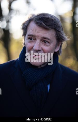 Colombey-les-deux-Églises, France, 09/11/2021, le maire de Troyes François Baroin s'adresse à la presse après une cérémonie pour le regretté président français Charles de Gaulle, dans le village français de Colombey-les-deux-Églises, au nord-est du pays, où il est décédé et enterré il y a 51 ans le 9 novembre 2021.Photo de Raphael Lafargue/ABACAPRESS.COM Banque D'Images