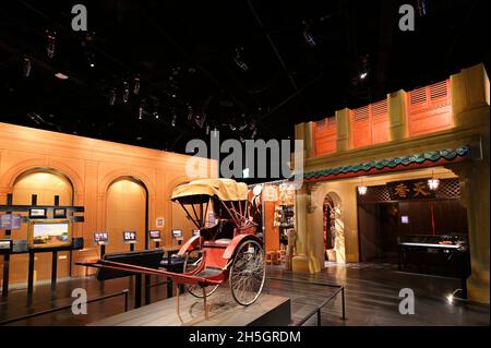 Un trishaw ainsi qu'un front de shopping, qui fait partie des expositions permanentes de la Singapore History Gallery, Musée national de Singapour Banque D'Images