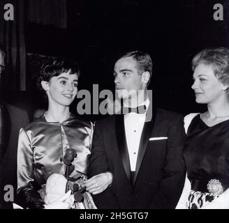 DEAN STOCKWELL (5 mars 1936 - 7 novembre 2021), qui a débuté sa carrière de sept décennies en tant qu’enfant dans les années 1940 et qui a ensuite joué des rôles clés dans des films, dont « Un long jour de voyage dans la nuit » en 1962 et « Blue Velvet » en 1986, tout en faisant sa marque à la télévision,Plus particulièrement dans la célèbre série de science-fiction « Quantum Leap », est décédé dimanche.Il avait 85 ans.PHOTO DU FICHIER : DEAN STOCKWELL, au centre, avec MILLIE PERKINS, à gauche, et JOANNA MOORE lors de la première à Hollywood de ''The Diary of Anne Frank'' en 1959.(Image du crédit : © Globe photos/ZUMA Wire) Banque D'Images