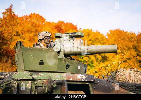 Un parachutiste de l'armée américaine affecté au 1er Bataillon, 503e Régiment d'infanterie de parachutisme scanne une route après un assaut monté par des forces opposées au cours d'un exercice d'entraînement situationnel.Cette formation s'inscrit dans le cadre de l'exercice Bayonet Ready 22 du joint multinational Readiness Centre, dans la zone de formation de Hohenfels, en Allemagne, du 27 octobre 2021.L'exercice Bayonet Ready 22 est une directive de la Force opérationnelle de l'Armée des États-Unis pour l'Europe du Sud - Afrique, dirigée par le 7e Commandement de l'instruction de l'Armée et la 173e Brigade aéroportée au joint multinational Readiness Centre dans la zone d'entraînement de Hohenfels, Ger Banque D'Images