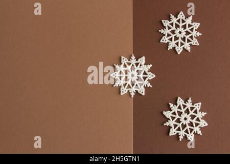 flocons de neige blancs sur fond marron et beige, espace de copie Banque D'Images
