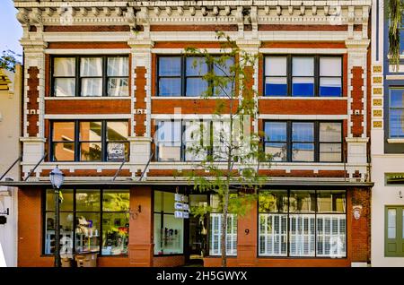 Un bâtiment historique construit en 1913 est photographié sur la rue Dauphin, le 6 novembre 2021, à Mobile, Alabama. Banque D'Images