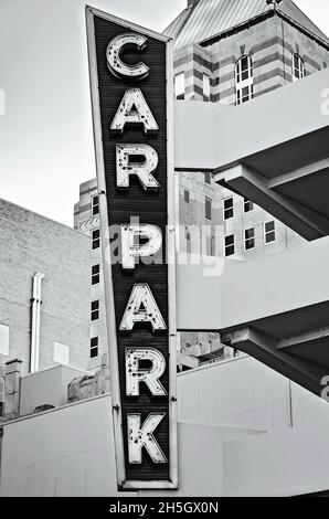 Un panneau de signalisation rétro avertit les automobilistes d'un garage sur la rue Royal, le 6 novembre 2021, à Mobile, Alabama. Banque D'Images