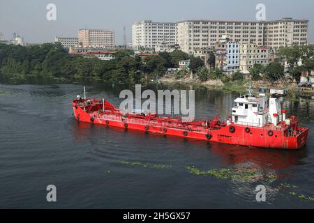 Narayanganj, Bangladesh.09ème novembre 2021.Un pétrolier navigue au-dessus de l'eau noire de la rivière Shitalakshya près de la ville de Dhaka.la rivière Shitalakshya, qui coule par la ville de Dhaka, est aujourd'hui l'une des rivières les plus polluées du monde en raison du déversement endémique des gaspillages humains et industriels.(Photo de MD Manik/SOPA Images/Sipa USA) crédit: SIPA USA/Alay Live News Banque D'Images