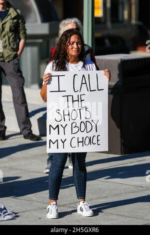 Harrisburg, États-Unis.09ème novembre 2021.Un manifestant contre les vaccins tient un écriteau lors du « Medical Freedom Rally » au Capitole de l'État de Pennsylvanie.Environ 100 personnes ont assisté au rassemblement contre les mandats de vaccination organisé par Doug Matriano, candidat républicain au poste de gouverneur de Pennsylvanie.Crédit : SOPA Images Limited/Alamy Live News Banque D'Images