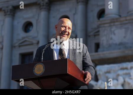 Harrisburg, États-Unis.09ème novembre 2021.Le sénateur de l'État de Pennsylvanie, Doug Matriano (comté de Franklin, R), parle lors du « rassemblement de la liberté médicale » sur les marches du Capitole de l'État de Pennsylvanie.Environ 100 personnes ont assisté au rassemblement contre les mandats de vaccination organisé par Doug Matriano, candidat républicain au poste de gouverneur de Pennsylvanie.Crédit : SOPA Images Limited/Alamy Live News Banque D'Images