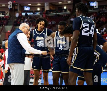 Columbus, Ohio, États-Unis.9 novembre 2021.Akron zips entraîneur-chef John Groce entraîne son équipe contre l'État de l'Ohio dans leur match à Columbus, Ohio.Crédit : csm/Alay Live News Banque D'Images