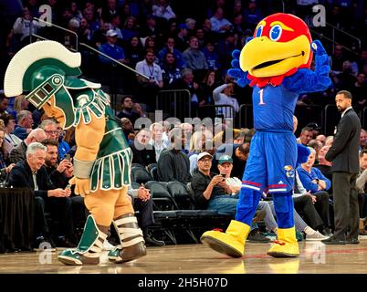 New York, New York, États-Unis.9 novembre 2021.Mascottes de l'État du Michigan et du Kansas pendant la State Farm Champions Classic à Madison Square Garden à New York.Le Kansas a battu l'État du Michigan de 87 à 74.Duncan Williams/CSM/Alamy Live News Banque D'Images