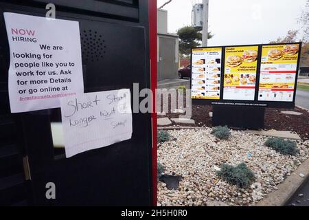 St. Louis, États-Unis.09ème novembre 2021.Un panneau accueille les clients au menu de conduite, indiquant que les pénuries de personnel peuvent entraîner des retards dans ce restaurant Burger King à St. Louis le mardi 9 novembre 2021.Les travailleurs de la restauration rapide, les barmen, les serveurs et les serveuses sont parmi les 10 emplois les plus élevés, avec le plus grand manque de travailleurs.Photo par Bill Greenblatt/UPI crédit: UPI/Alay Live News Banque D'Images